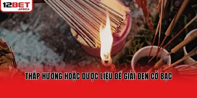 Thắp hương hoặc dược liệu để giải đen cờ bạc